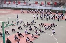 他是姚明前队友，因伤病缺钱治疗瘫痪在床，靠70岁母亲拾荒生活